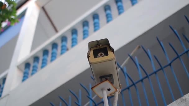 CCTV, verborgen camera opknoping op de muur — Stockvideo