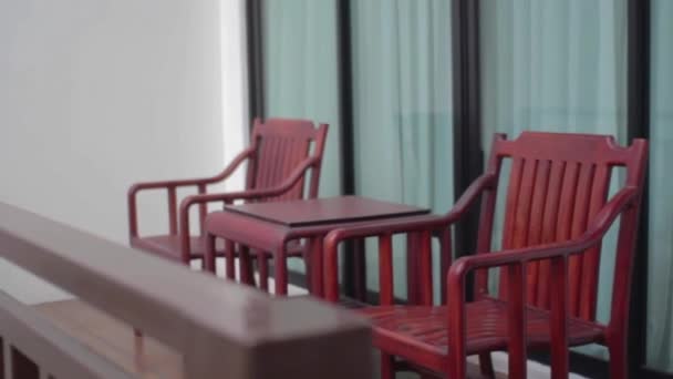 Houten stoelen op balkon — Stockvideo