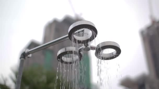 Um chuveiro perto da piscina de rua — Vídeo de Stock