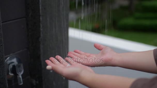 Manos de mujer con anillo bajo la ducha de la piscina — Vídeos de Stock