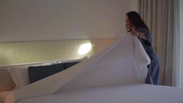 En kvinna förbereder sig för att sova i hotel — Stockvideo