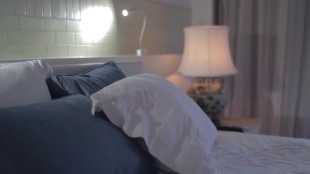 Las mujeres van a tener almohadas en la cama . — Vídeos de Stock