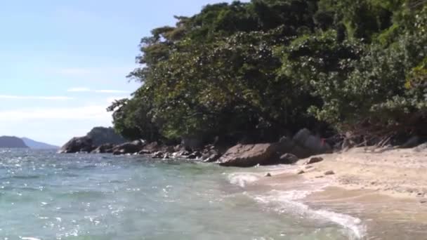 Plaży na bezludnej wyspie — Wideo stockowe