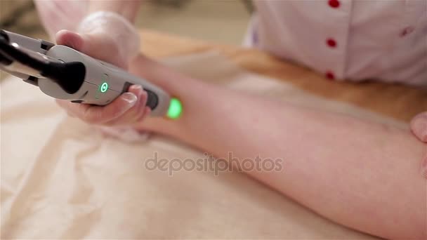 Procedimiento de depilación láser de las piernas femeninas. doctor en guantes . — Vídeos de Stock