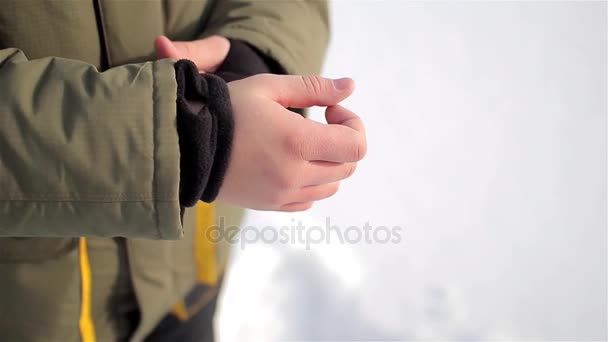Punhos de manga quentes com buraco no polegar. mãos de homem . — Vídeo de Stock