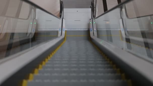 Mozgólépcső lépcsőkön, mozgólépcsőn mozog-e fel — Stock videók