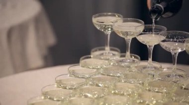 Garson kadehlerle şampanya doldurur.