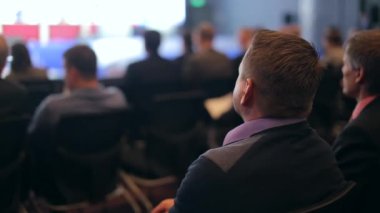 Büyük bir salonu içinde belgili tanımlık perde izleyiciler bakmak