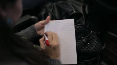 Kadın yazar bir konferansta bir defter