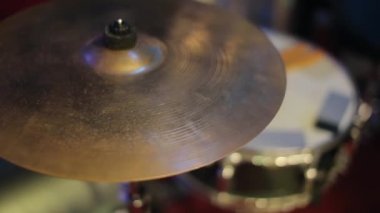 Davul konser veya orkestra performans önce sahnede stand