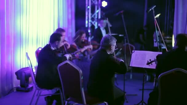 Realização da orquestra no palco Concert Hall — Vídeo de Stock