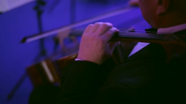 Músico toca violoncelo no palco na sala de concertos — Vídeo de Stock