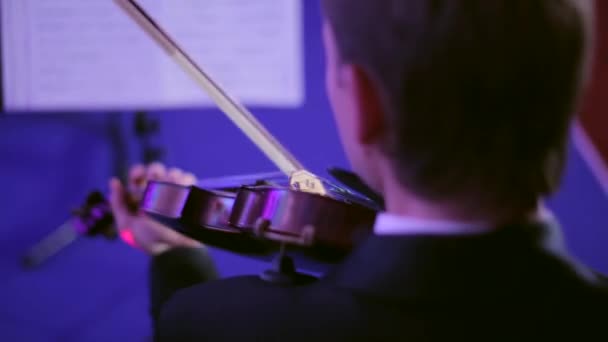 Скрипач виртуозно играет на скрипке в концертном зале — стоковое видео