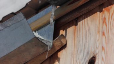 Icicle üzerinden su damlar