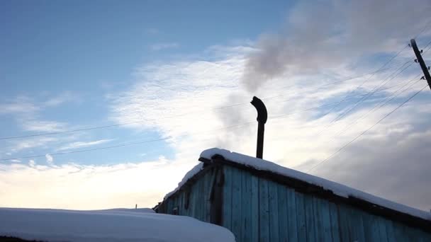 Vintage huis in het dorp in de winter — Stockvideo