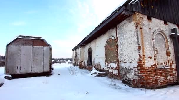 Una antigua iglesia abandonada en el pueblo — Vídeo de stock