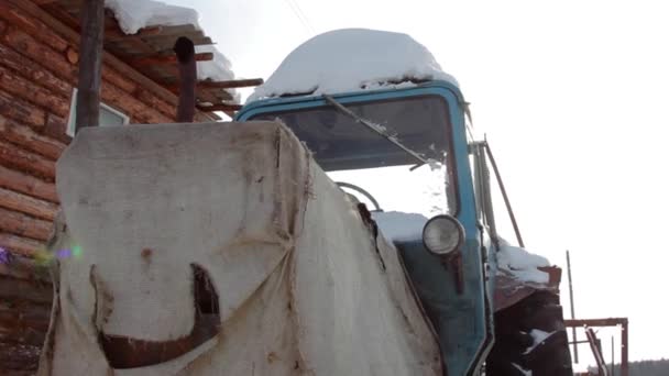 Tractor en un pueblo — Vídeos de Stock