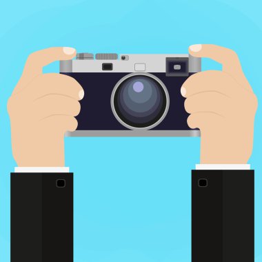 Onu tutan el ile Retro fotoğraf makinesi.