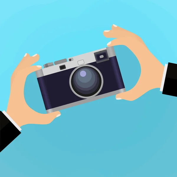 Φωτογραφία ρετρό φωτογραφική μηχανή με το χέρι, κρατώντας το. — Διανυσματικό Αρχείο