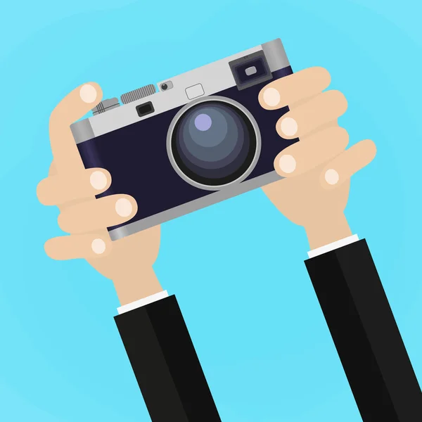 Cámara fotográfica retro con la mano sosteniéndolo . — Vector de stock