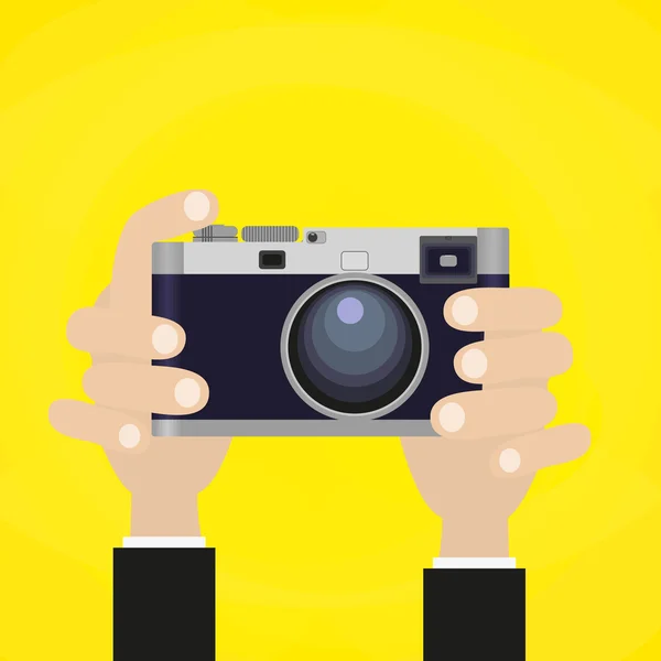 Cámara fotográfica retro con la mano sosteniéndolo . — Vector de stock