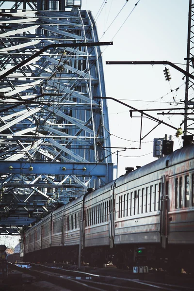 O comboio vai para a ponte — Fotografia de Stock