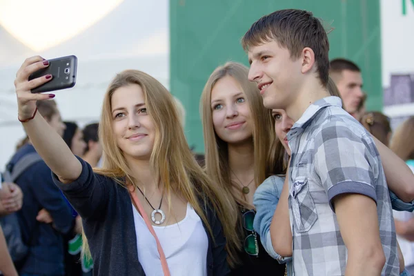 Група молоді люди, що приймають на selfie на концерті 26 вересня в 2015 році в-на-Дону — стокове фото