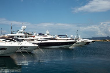 Bağlantı noktası deniz yaz aylarında Sochi içinde ayakta yatlar