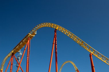 Lunapark treni cazibe gökyüzü arka plan üzerinde