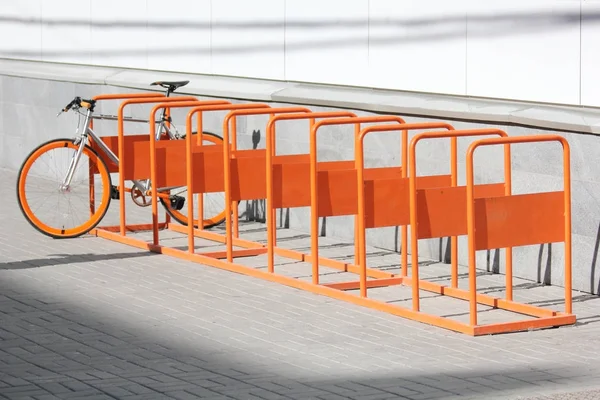 Stojaki rowerowe pomarańczowy na park pomarańczowy rower — Zdjęcie stockowe