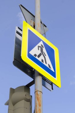 Rus bir yaya geçidi gökyüzü arka plan üzerinde iz