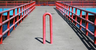 Baraj köprüde araçlarda karşı kırmızı ayağı