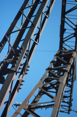 Gökyüzü arka plan üzerinde metal elektrik direği 