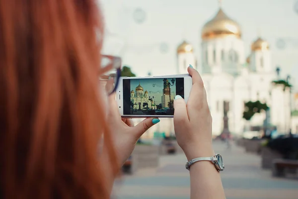 Červenovlasá Dívka Fotografie Telefonu Ortodoxní Kostel Rostově Donu — Stock fotografie