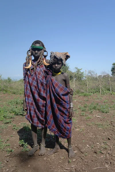 Chicas de la tribu Mursi - 05 octubre 2012, Valle del Omo, Etiopía — Foto de Stock