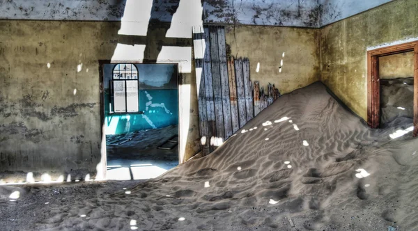 Interno della casa in rovina nella città fantasma Kolmanskop — Foto Stock