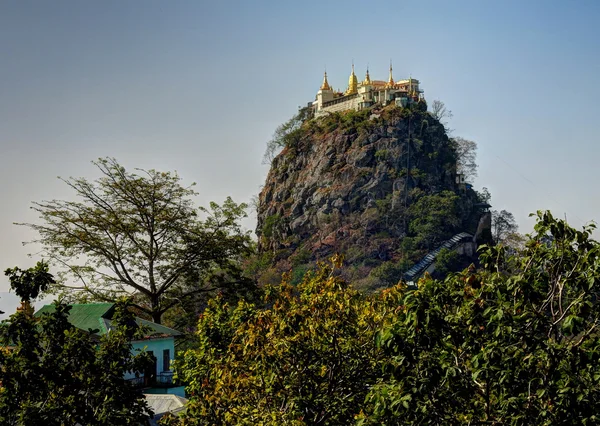 Popa montaña y monasterio — Foto de Stock