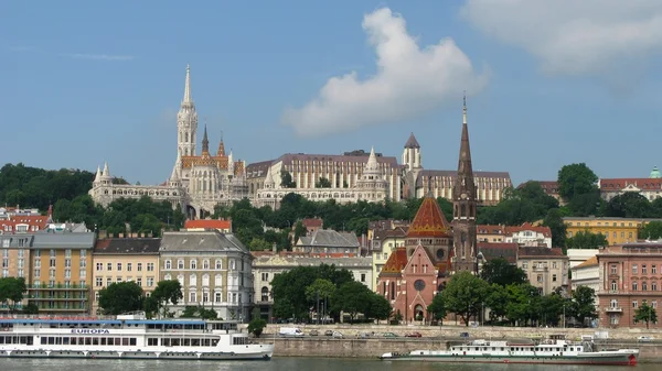 Vista a las colinas de Buda desde el lado opuesto del Danubio — Foto de Stock