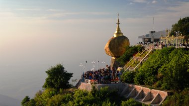 Kyaiktiyo Pagoda aka altın rock gün batımında, Myanmar
