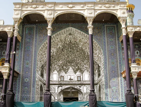Entrada a la mezquita Fátima Masumeh en Qum, Irán — Foto de Stock