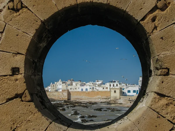 Pohled Essaouira přes kulaté okénko — Stock fotografie