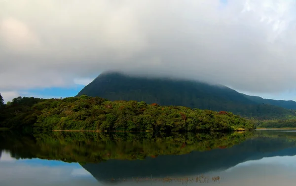 Weerspiegeling van Gregory lake in Nuwara Eliya in de mist — Stockfoto