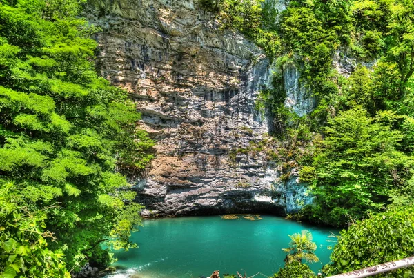 Azurblauer See in Abchasien — Stockfoto