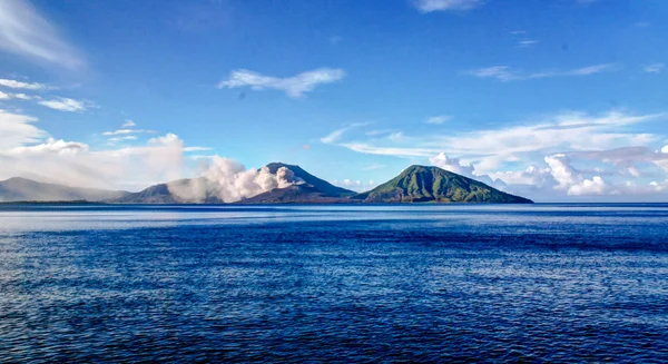 Uitbarsting van Tavurvur vulkaan, Rabaul, Nieuw-Brittannië eiland, Png — Stockfoto