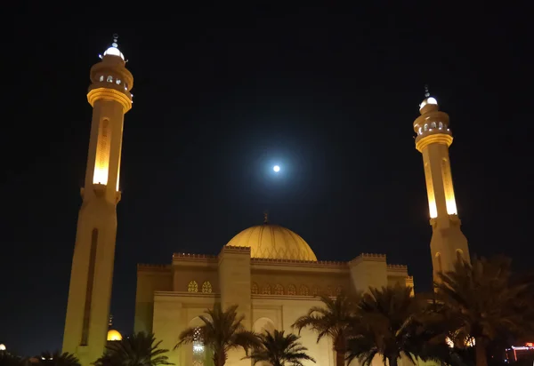 Moschea Al-Fateh di notte sotto la luna piena, Manama — Foto Stock