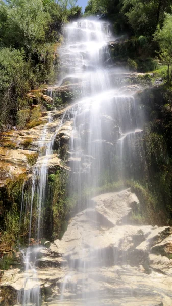 Namnlösa vattenfall på sätt Karakoram highway — Stockfoto
