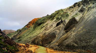 Dağlar, ada büyük vadi iç kısmı Landmannalaugar renkli