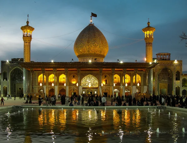 Sjah Cheragh moskee bij schemering verlichting in Shiraz Iran — Stockfoto