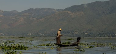 Balıkçı teknesinde, Inle Gölü Myanmar