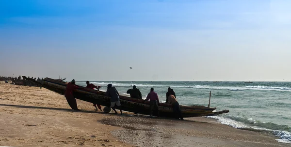 Pescadores com o barco na praia de Nouakchott Mauritânia — Fotografia de Stock